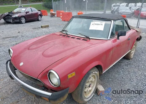 1982 Fiat 124 Spider z USA, uszkodzony, nr VIN ZFAAS00B1C8188623